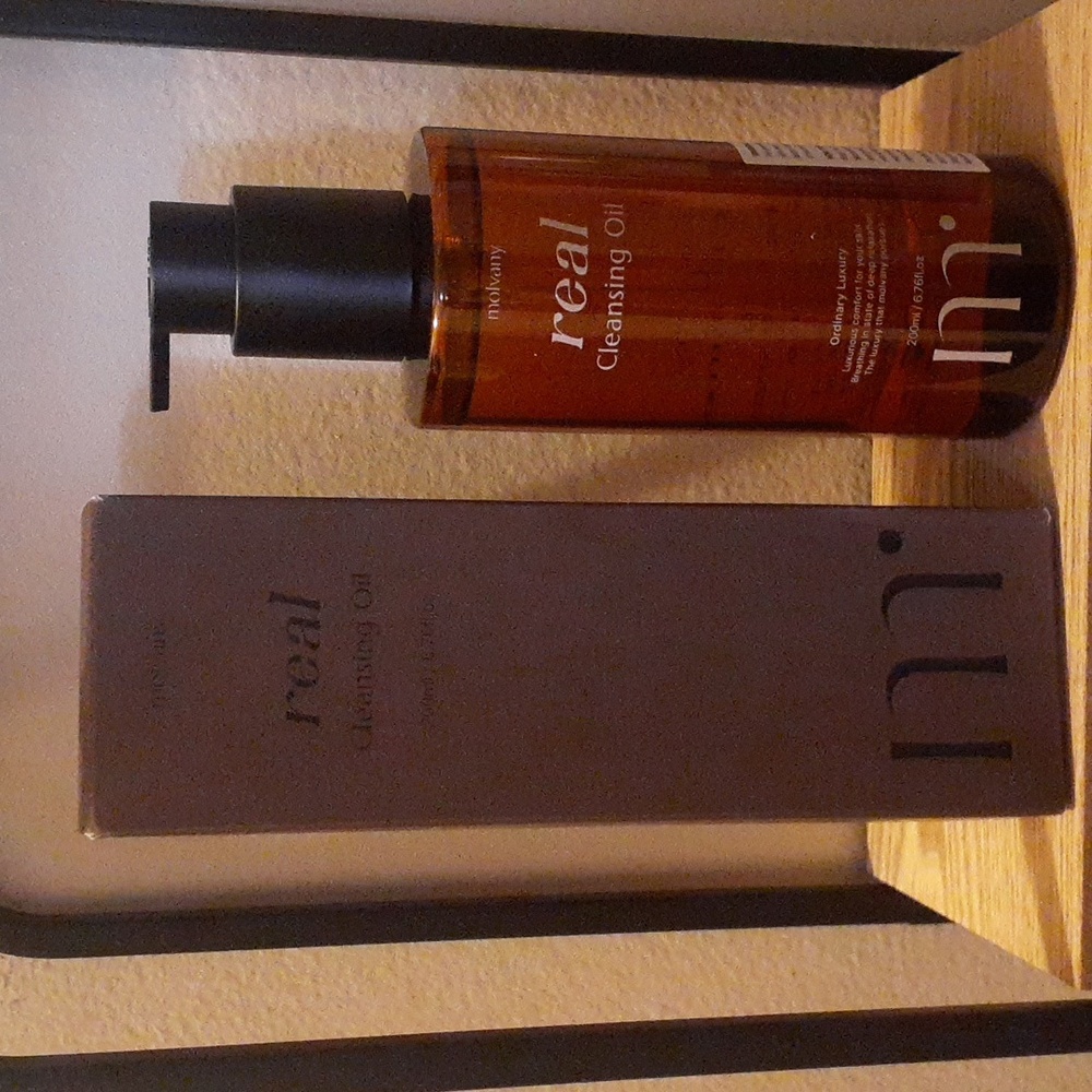 Molvany Real cleansing oil. 6.7 fl. oz. Brand New.